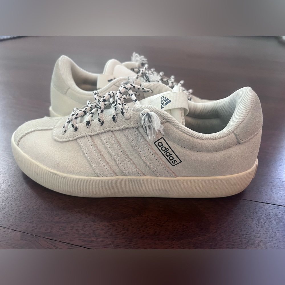 Adidas Ivory insole and sneaker Women’s size 7 - Men’s 5.5
